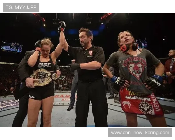 UFC选手专注摔法节奏转换，攻防一体化提高